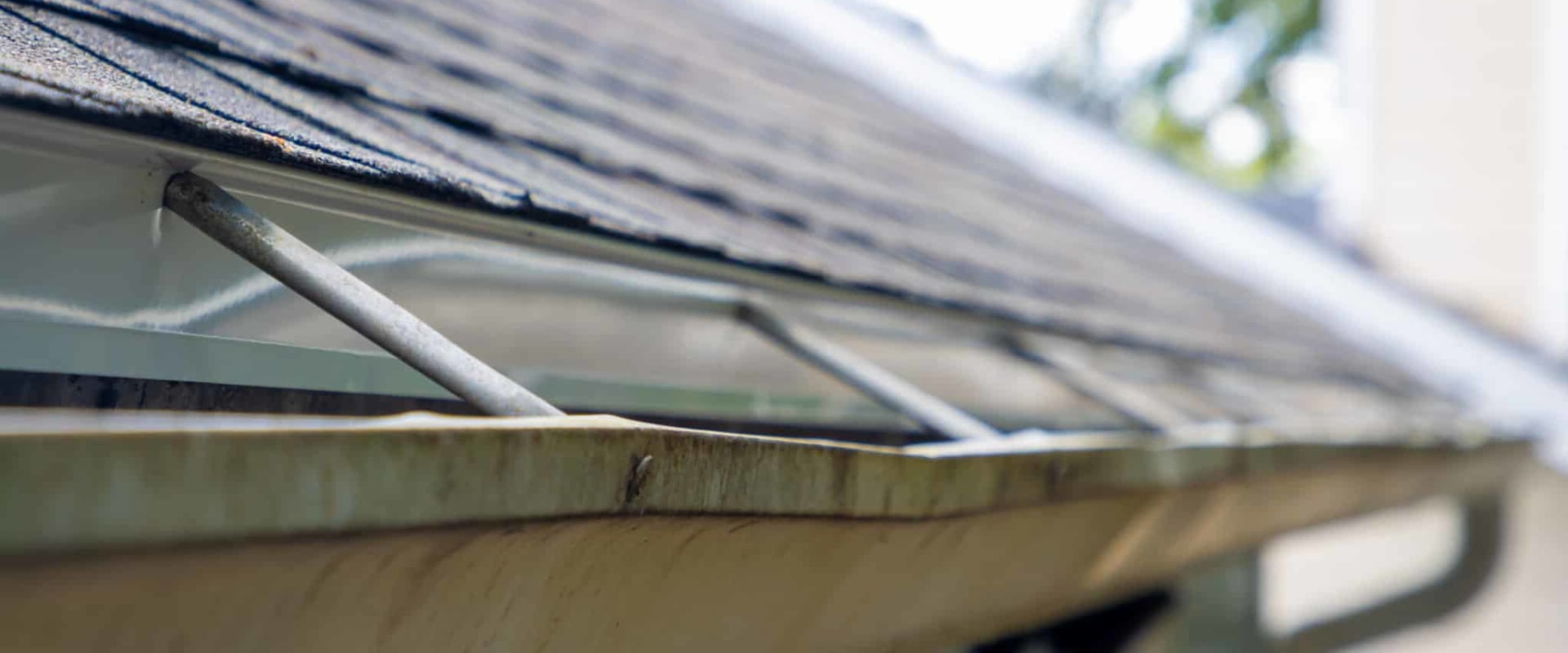 Fixing Leaks and Sagging Gutters: A Comprehensive Guide